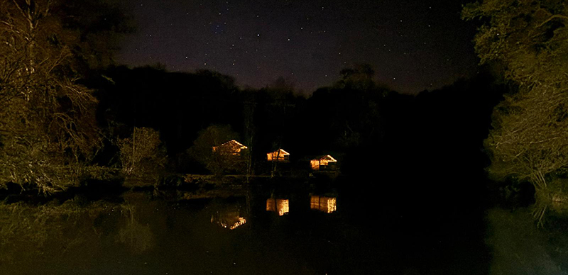 tentes_lodges_nuit.jpg (205 466 bytes)